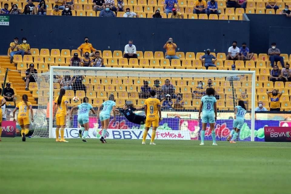 Liliana Hernández anotó, vía penal, el gol del empate para las de Sinaloa.