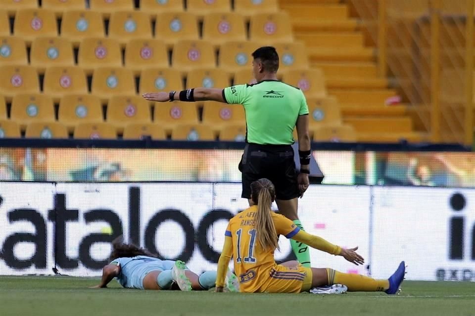 El árbitro Salvador Pérez pitó una pena máxima tras una falta de Nayeli Rangel.
