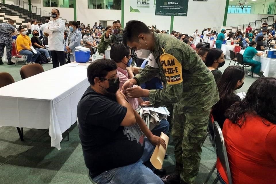 Personal de la Defensa Nacional y la Secretaría de Salud federal y estatal atienden a los docentes.