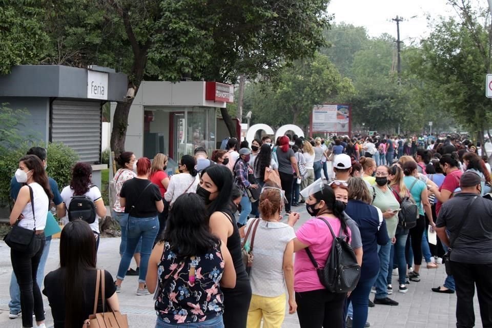 Cientos de personas que esperan su turno para ser inmunizados forman largas filas que se extienden desde FIME hasta la Avenida Manuel L. Barragán.