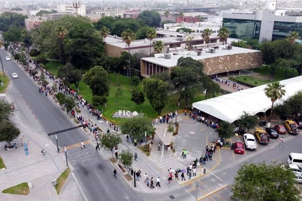 Cientos de personas que esperan su turno para ser inmunizados forman largas filas que se extienden desde FIME hasta la Avenida Manuel L. Barragán, a la altura del cruce con Fidel Velázquez.