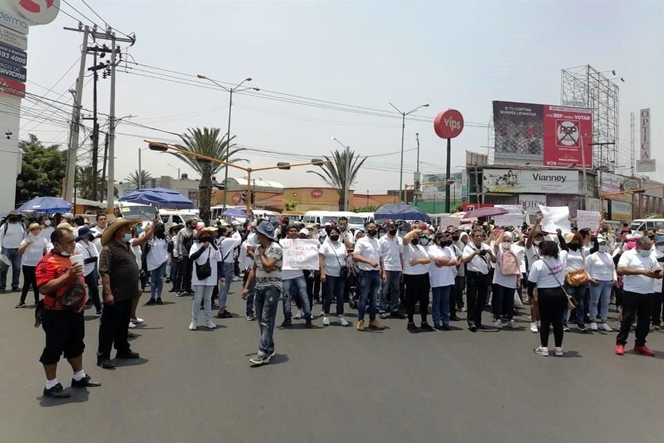 Para pedir el cese de retenes de la Policía Estatal, conductores de transporte público, taxistas y comerciantes se manifestaron en avenidas de Neza.