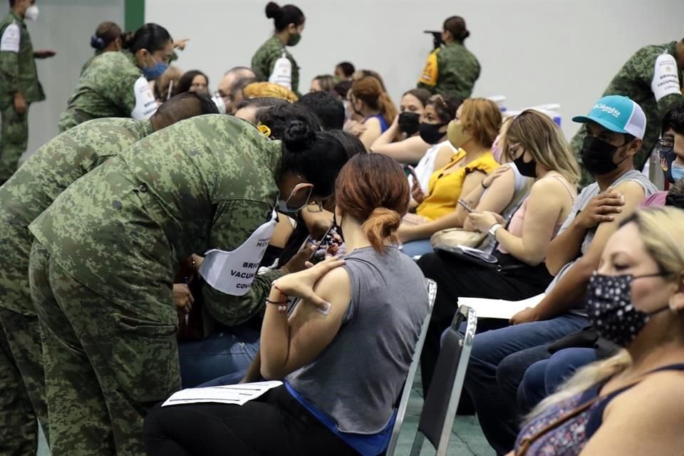 Después de esperar hasta 5 horas, profesores recibieron ayer sus dosis contra el coronavirus.