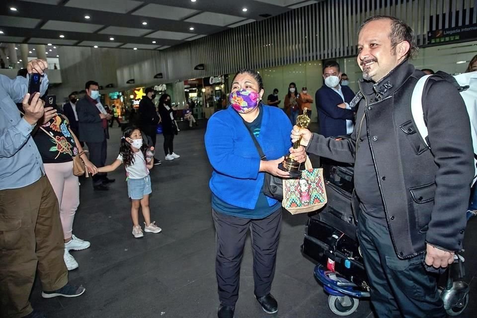 Una mujer le preguntó si podía tocar la estatuilla y fotografiarse con ella, a lo que accedió.