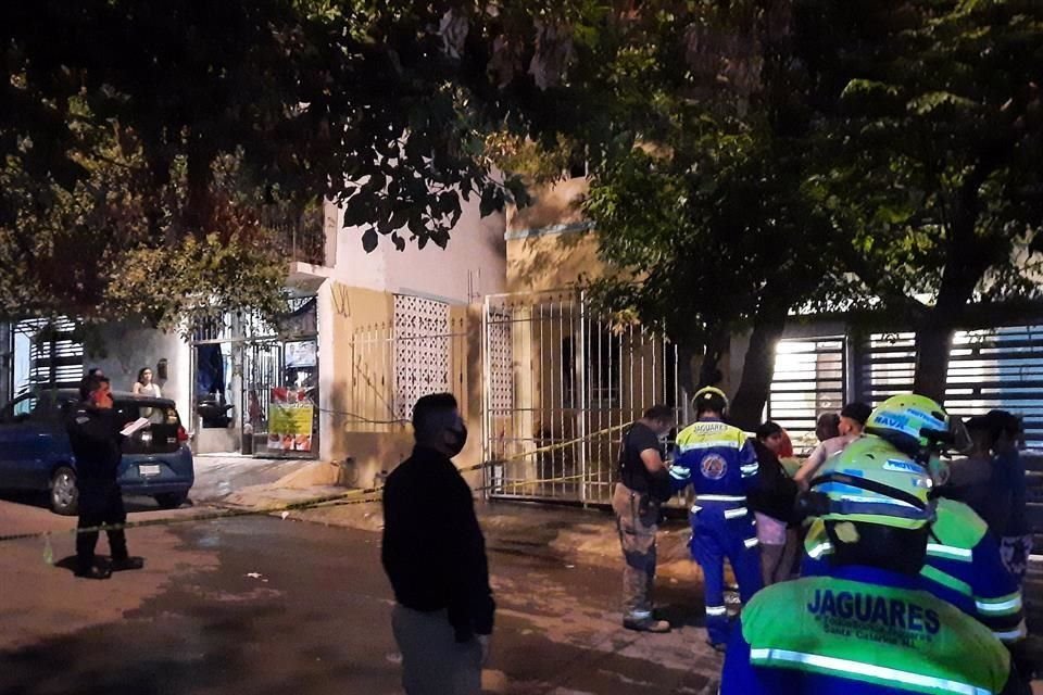 Pocos después de la una de la madrugada, la casa 104 de la calle Villa Verde, en el cruce con Profesor Plinio Ordóñez, comenzó a incendiarse.