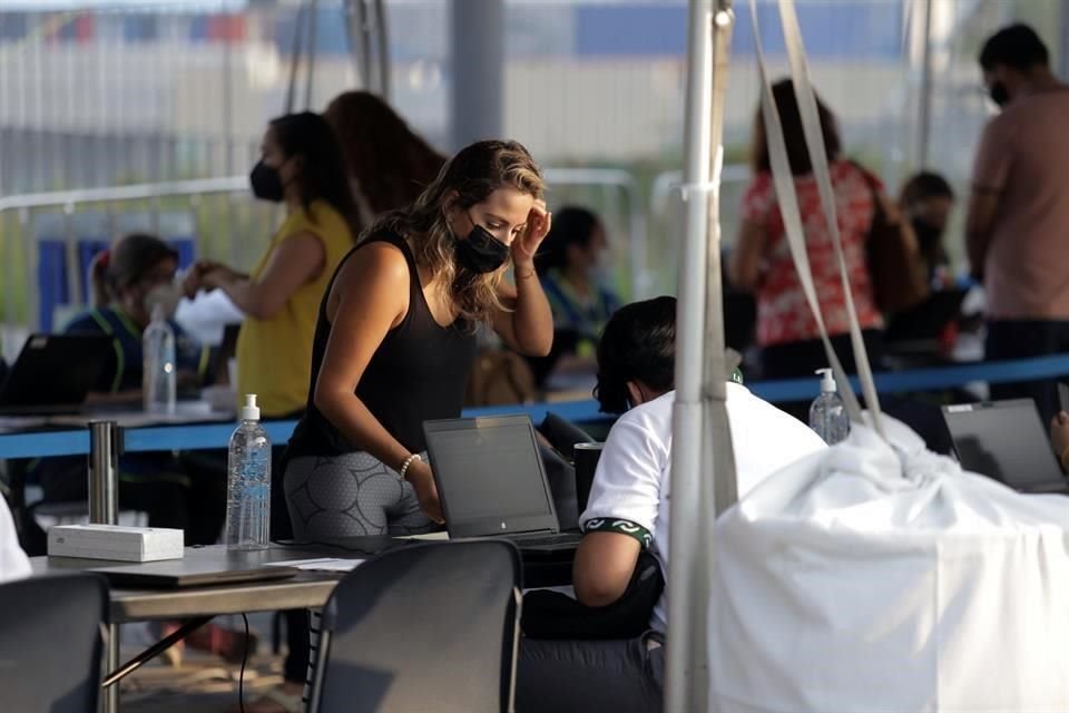 El orden para la vacunación fue hecha en bloques de 100 de las personas con apellido con la letra A.