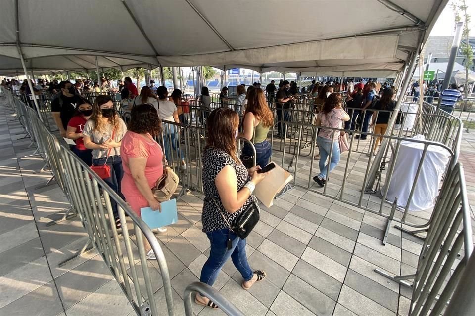 Acuden maestros por vacuna contra Covid-19 en el Estadio Borregos de Monterrey.