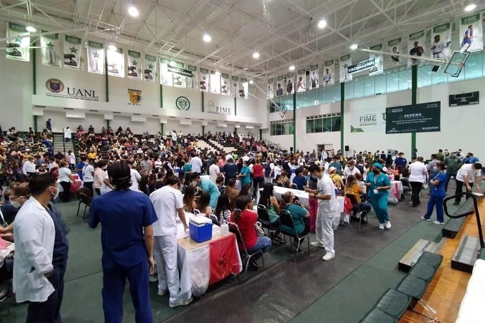 Al interior del Polivalente de la facultad se observaron 20 mesas, conocidas como células, para la aplicación de vacunas.