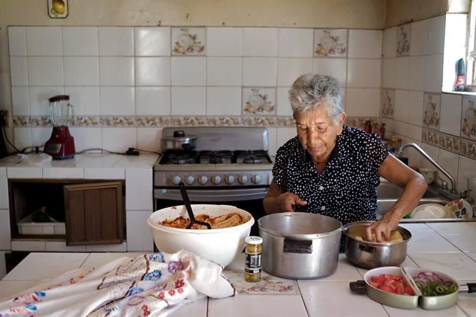 Las Buscadoras de Guanajuato es una red formada por 15 colectivos dados a la tarea de rastrear a los ausentes. Esas familias han encontrado lugar de reunión, refugio y consuelo en la cocina.