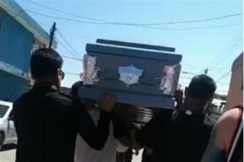Familiares y amigos despidieron en sepelio en San Luis Potosí a Pedro Carrizales, 'El Mijis', quien murió en accidente automovilístico.
