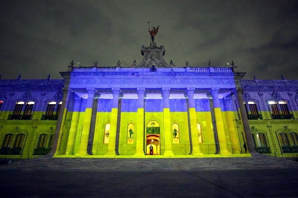 'Como muestra de solidaridad', dijo García, 'iluminamos el Palacio con los colores de la bandera de Ucrania'.