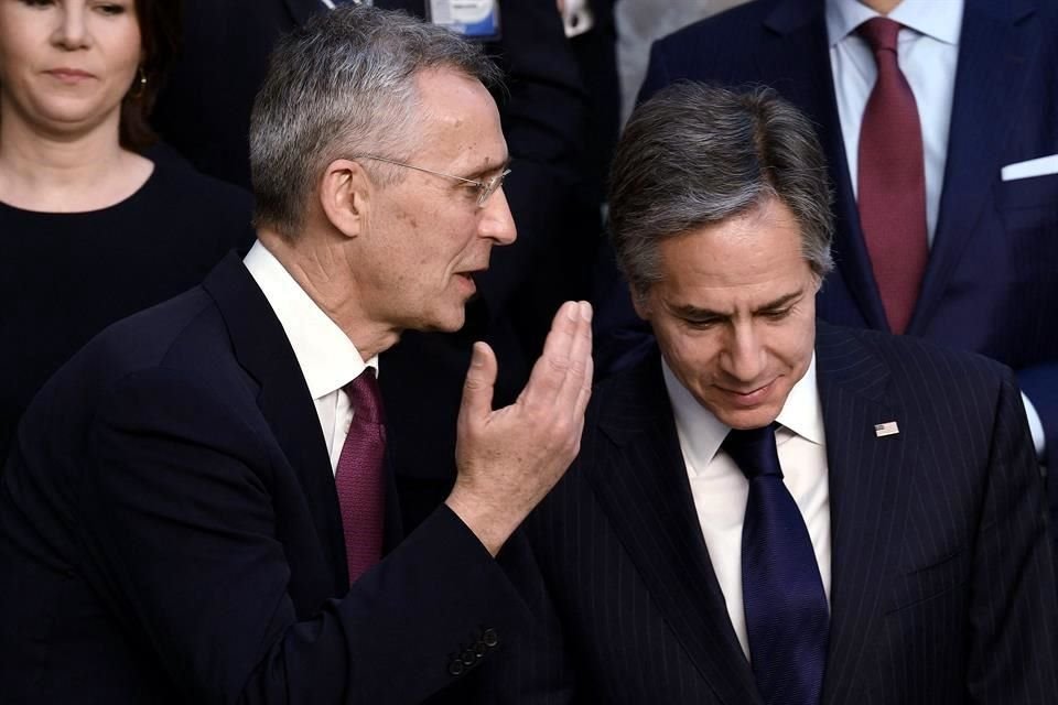 El secretario general de la OTAN, Jens Stoltenberg, habla con el Secretario de Estado estadounidense, Antony Blinken, en Bruselas.