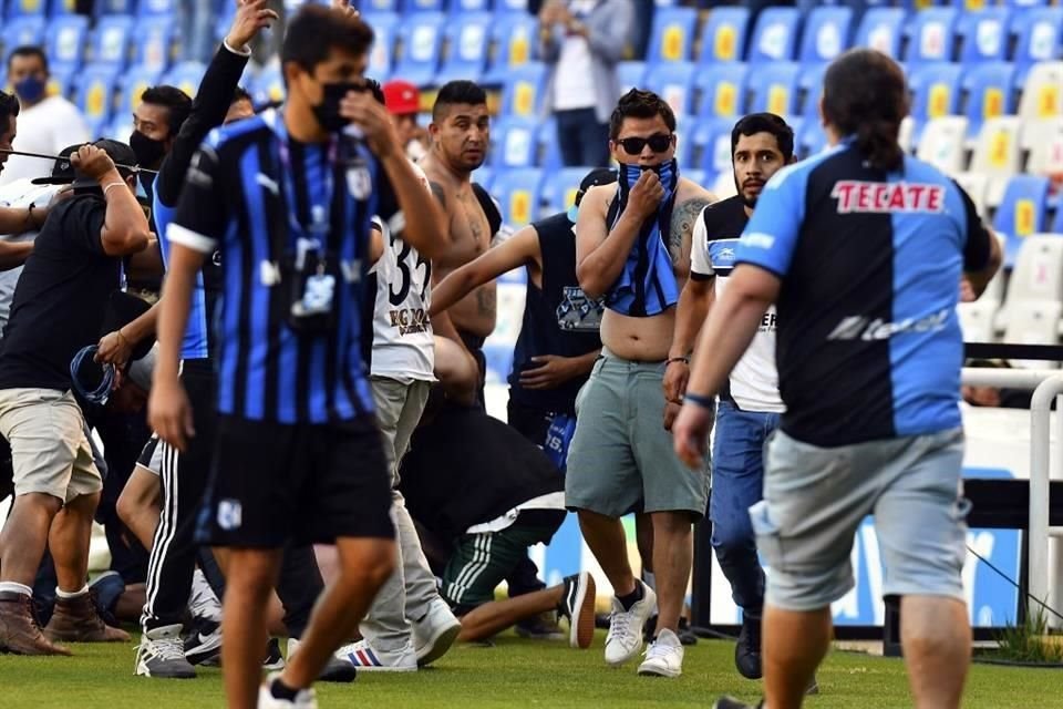 Una bronca campal entre barristas de Gallos y Atlas provoca que afición invada por seguridad la cancha de La Corregidora. El juego es suspendido cuando ganaban los Rojinegros.