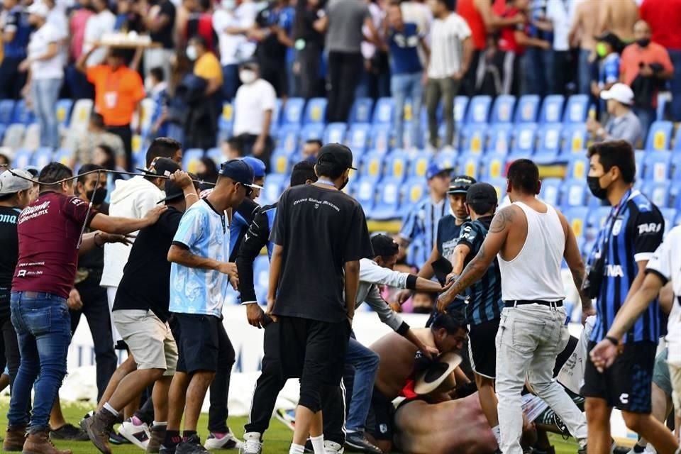 Una bronca campal entre barristas de Gallos y Atlas provoca que afición invada por seguridad la cancha de La Corregidora. El juego es suspendido cuando ganaban los Rojinegros.