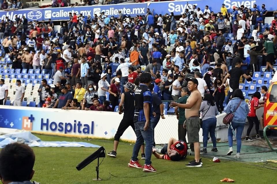 Una bronca campal entre barristas de Gallos y Atlas provoca que afición invada por seguridad la cancha de La Corregidora. El juego es suspendido cuando ganaban los Rojinegros.