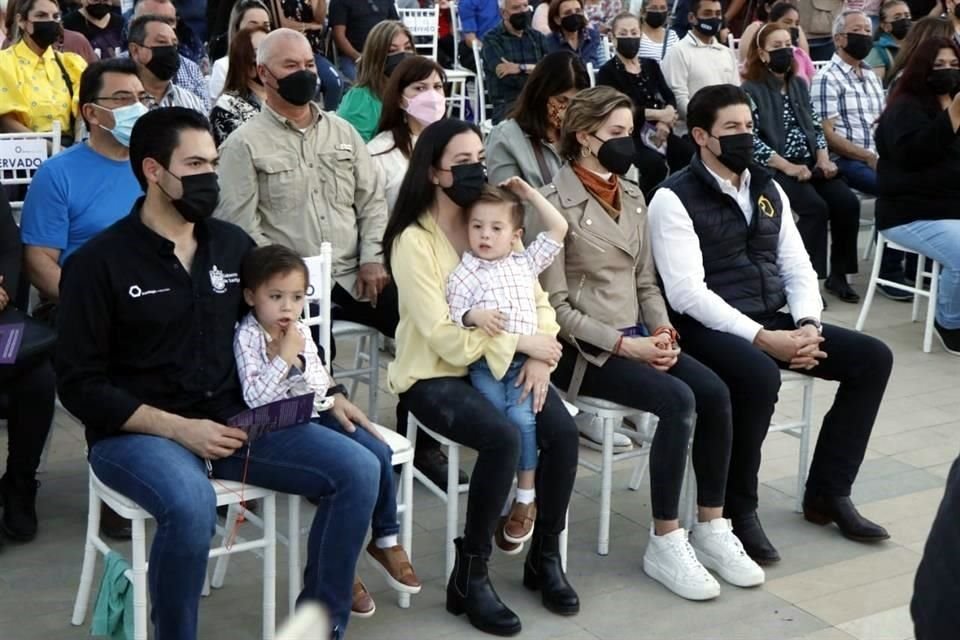 En primera fila de la celebración estuvo el Gobernador Samuel García, con su esposa Mariana Rodríguez, junto al Alcalde de Santiago, David de la Peña.