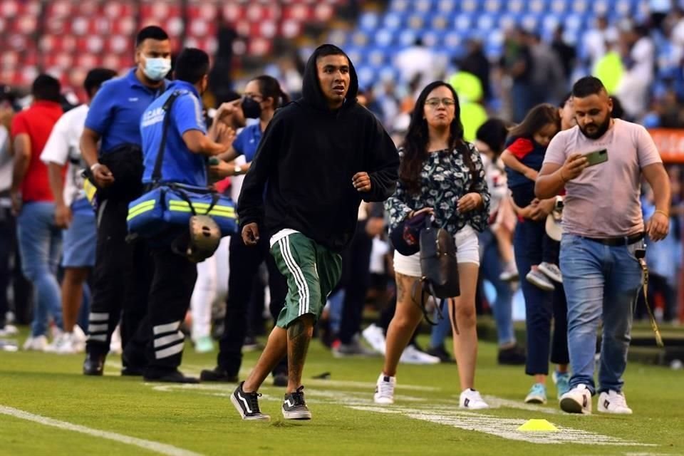 Una bronca campal entre barristas de Gallos y Atlas provoca que afición invada por seguridad la cancha de La Corregidora. El juego es suspendido cuando ganaban los Rojinegros.