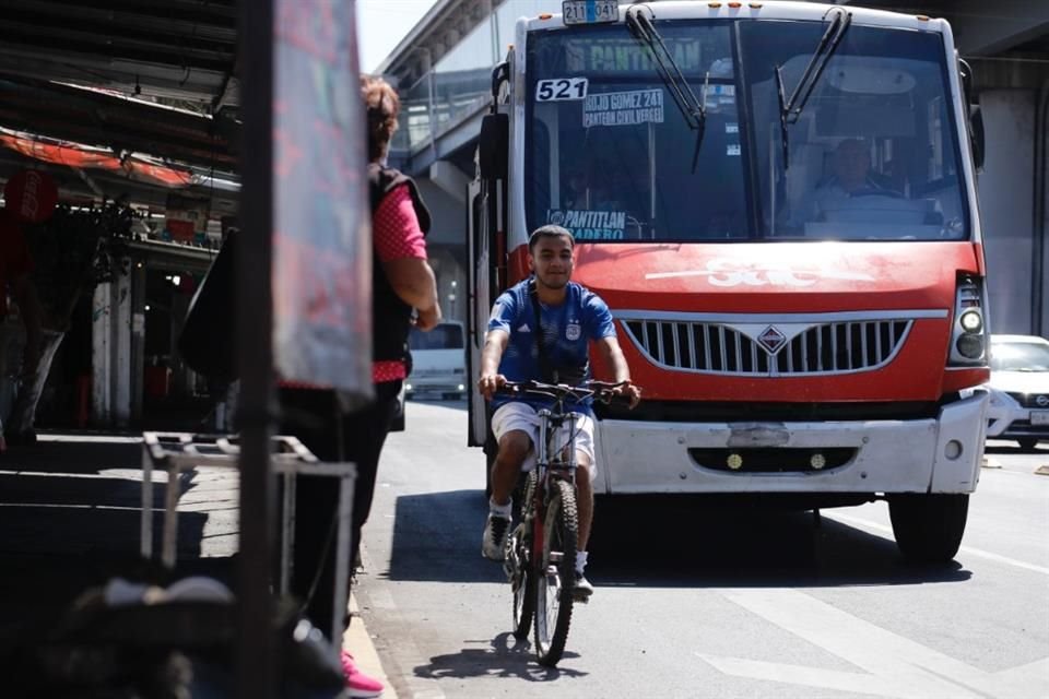 Usuarios de bici señalaron que hace falta implementar una ciclovía en Ermita Iztapalapa y Avenida Tláhuac.