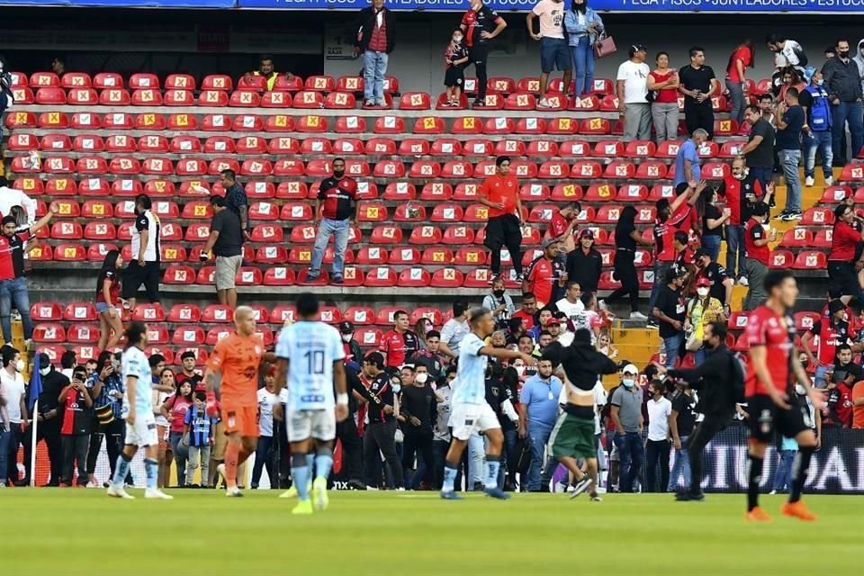 Las personas mientras bajaban de las gradas al campo.