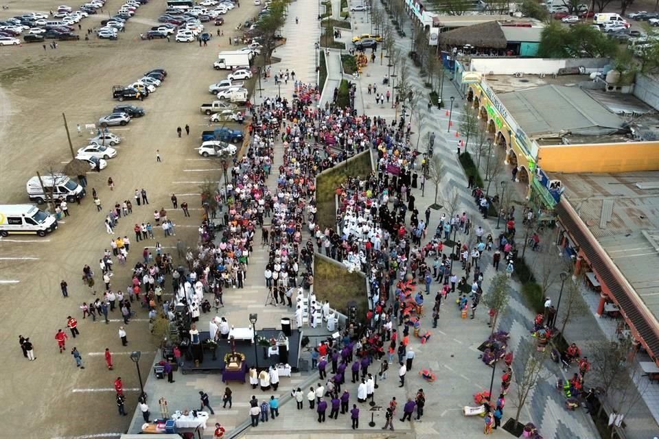 Acuden cientos de personas a la misa oficiada por el Arzobispo Rogelio Cabrera López para pedir lluvia ante sequía, en la Presa La Boca.