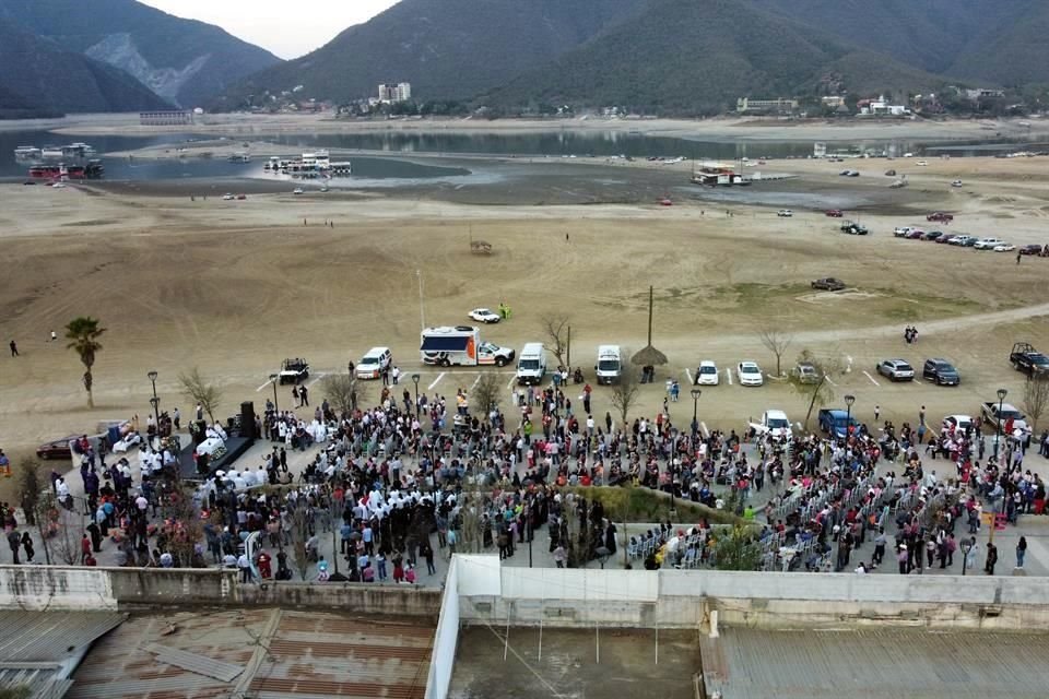 Acuden cientos de personas a la misa oficiada por el Arzobispo Rogelio Cabrera López para pedir lluvia ante sequía, en la Presa La Boca.