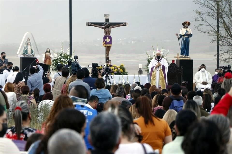 Acuden cientos de personas a la misa oficiada por el Arzobispo Rogelio Cabrera López para pedir lluvia ante sequía, en la Presa La Boca.