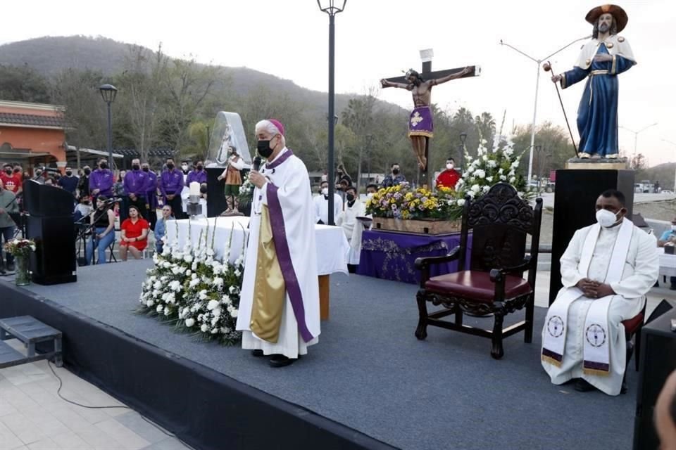 Acuden cientos de personas a la misa oficiada por el Arzobispo Rogelio Cabrera López para pedir lluvia ante sequía, en la Presa La Boca.