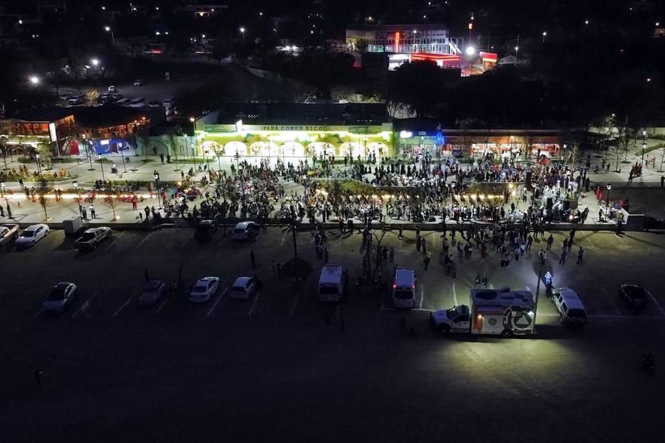 Acuden cientos de personas a la misa oficiada por el Arzobispo Rogelio Cabrera López para pedir lluvia ante sequía, en la Presa La Boca.