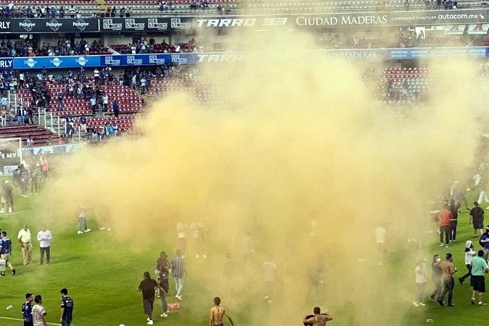 Una bronca campal entre barristas de Gallos y Atlas provoca que afición invada por seguridad la cancha de La Corregidora. El juego es suspendido cuando ganaban los Rojinegros.