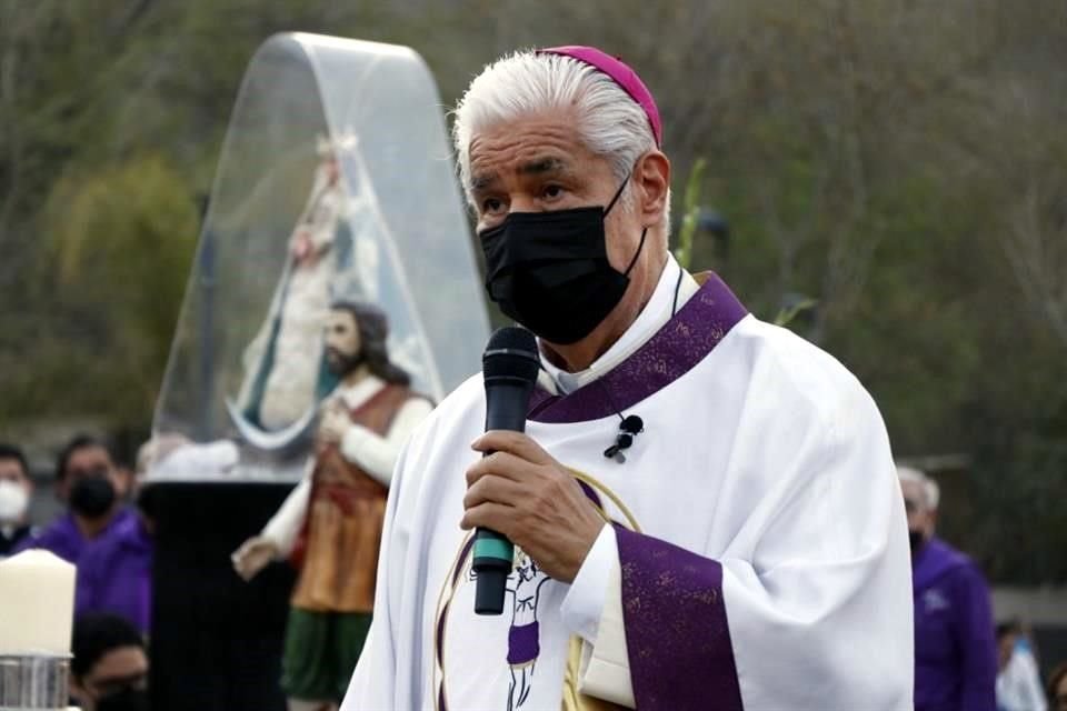 Acuden cientos de personas a la misa oficiada por el Arzobispo Rogelio Cabrera López para pedir lluvia ante sequía, en la Presa La Boca.