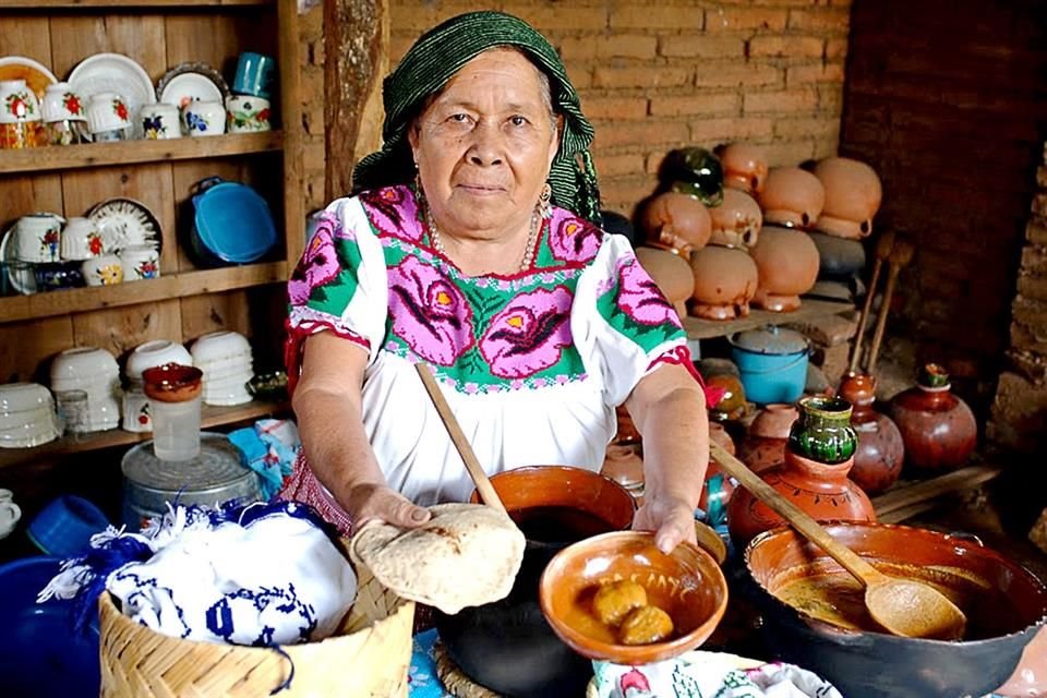 Habla con cocineras tradicionales de varios poblados del País.