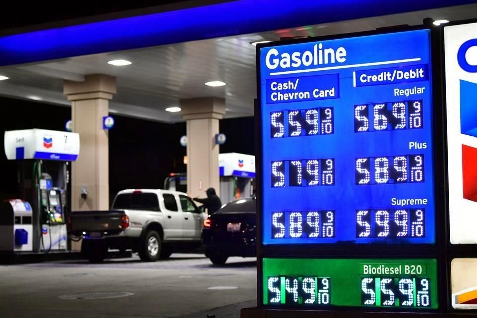 En California, los precios de la gasolina superaron los 5 dólares el galón.