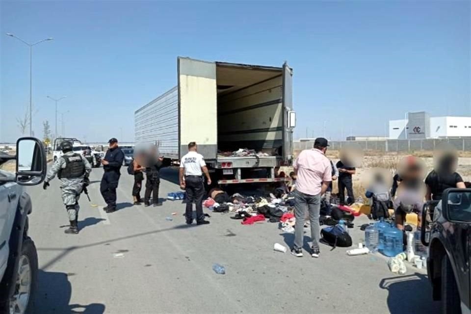 Unos 160 migrantes centroamericanos fueron encontrados por personal del INM tras ser abandonados en la caja de un tráiler en Monclova.