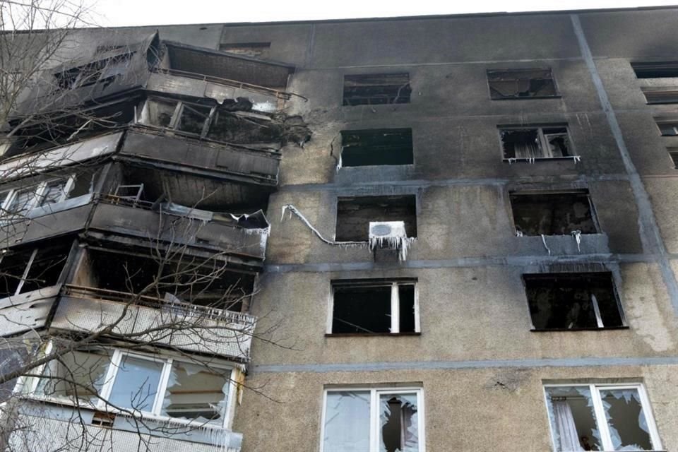 Vista este domingo de un edificio dañado por los bombardeos en la ciudad de Járkov.