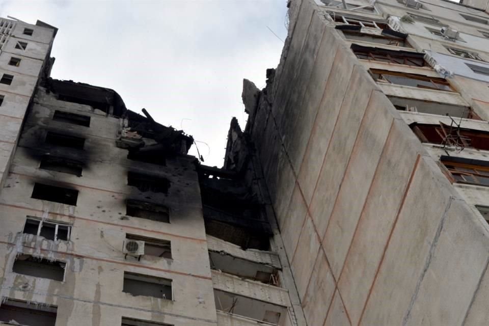 Otro edificio dañado en Járkov.