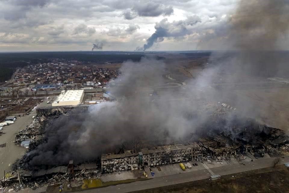Una fábrica arde en Irpín, a las afueras de Kiev, tras bombardeos del Ejército ruso.
