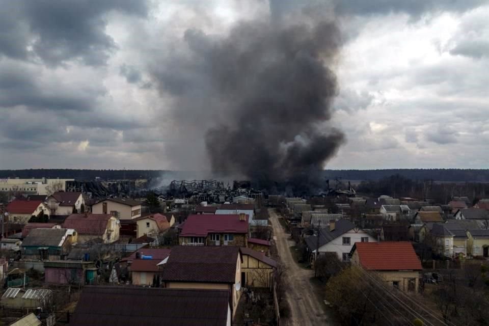 Otra vista de la fábrica incendiada en Irpín.