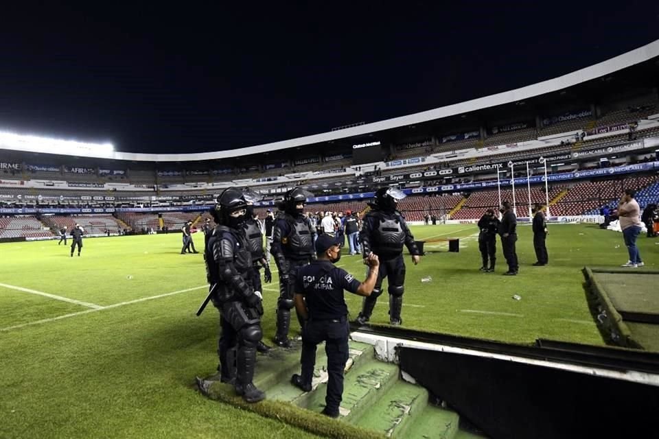Más de 20 lesionados dejó la violencia en el Estadio Corregidora.