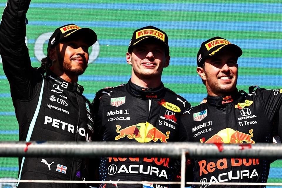 Lewis Hamilton (izq.) Max Verstappen y Sergio Pérez, contendientes al título en 2022.