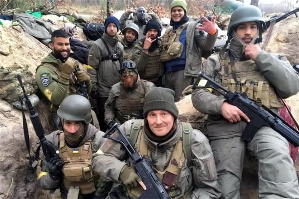 Las Fuerzas Terrestres de Ucrania publicaron esta foto sin identificar a las personas ni su nacionalidad.