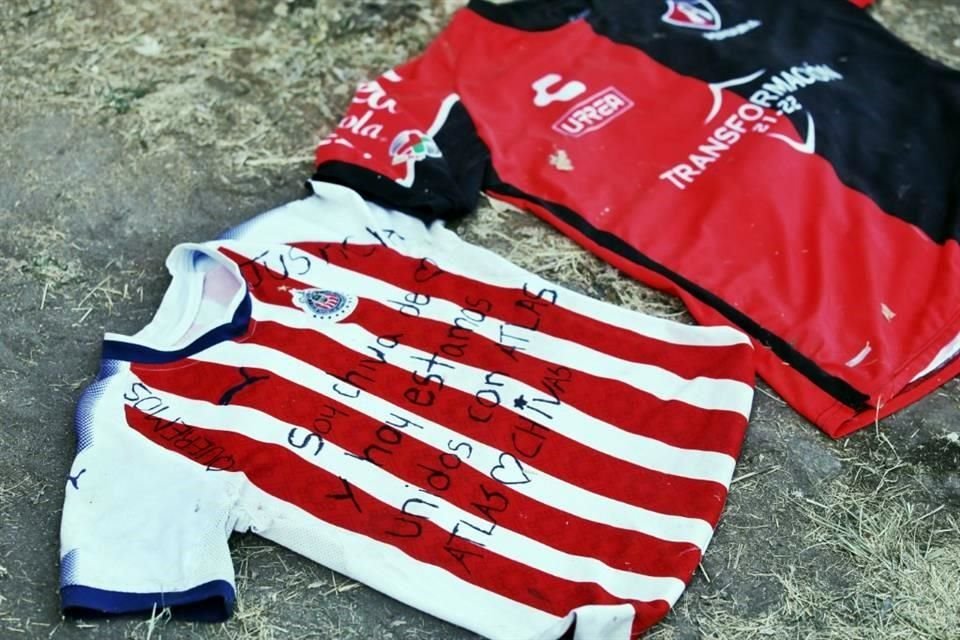 Un aficionado de Chivas que acudió al Estadio Jalisco a apoyar a atlistas, lamentó la violencia en Querétaro y llamó a hacer conciencia.