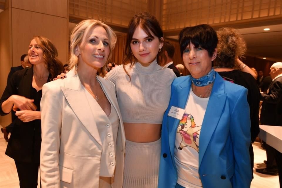 Marlee Matlin, Emilia Jones y Diane Warren juntas en la reunión.