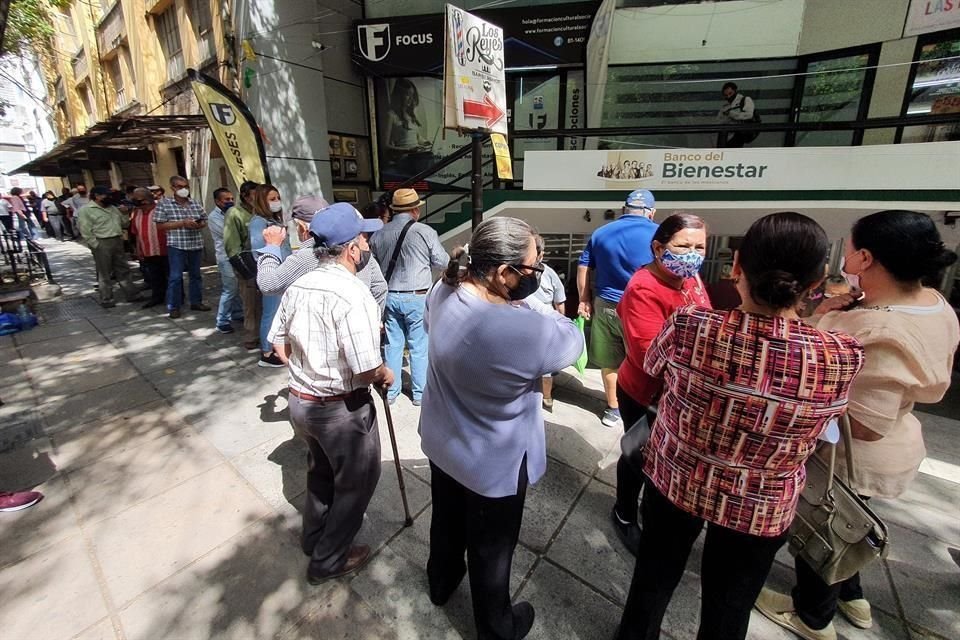 Decenas de personas se quedaron ayer sin su apoyo federal al acabarse el dinero del cajero en el Centro de Monterrey.