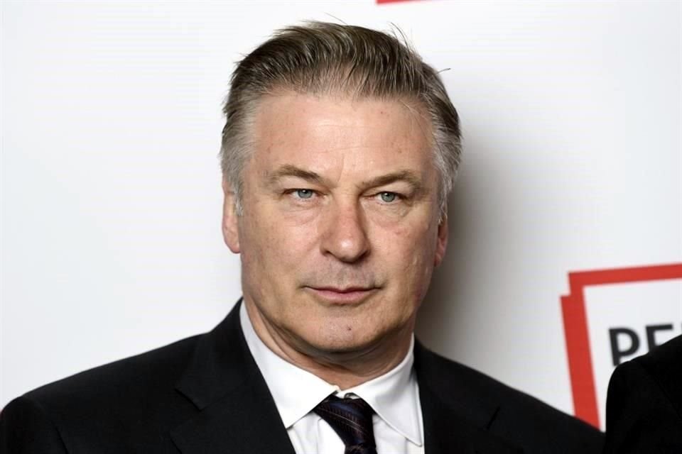 Alec Baldwin dio a entender que quienes lo demandan por la muerte de Halyna Hutchins, sólo quieren dinero; espera no ser procesado penalmente.