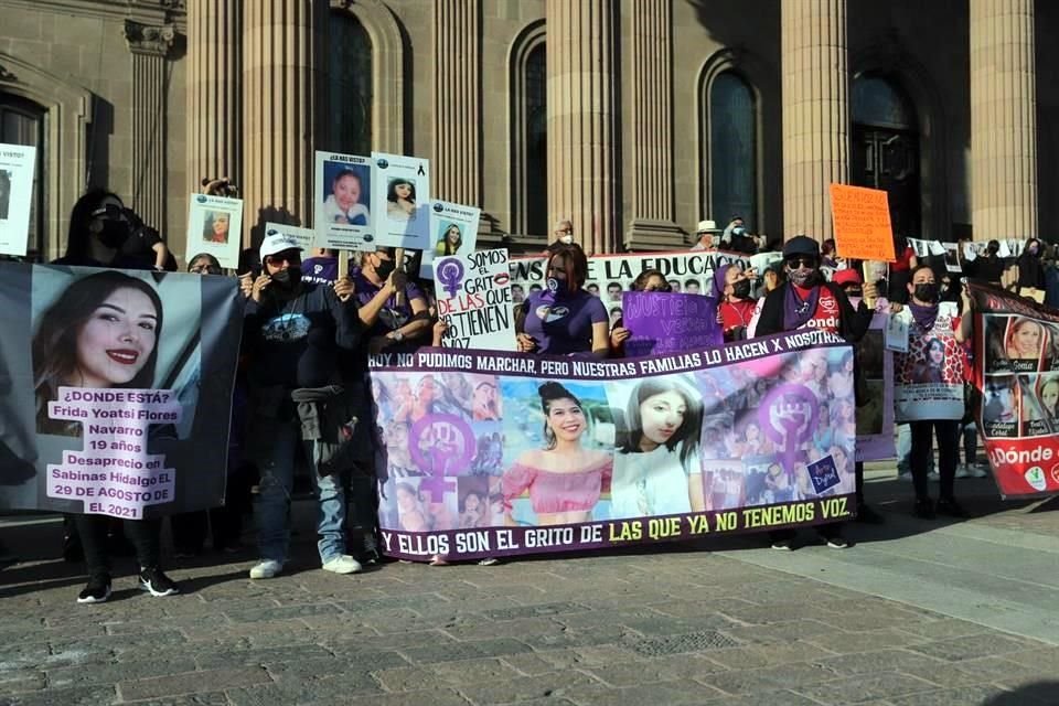 Familiares pasaron un listado de mujeres desaparecidas o asesinadas y lanzaron consignas contra autoridades para exigir un alto a la violencia contra las mujeres.