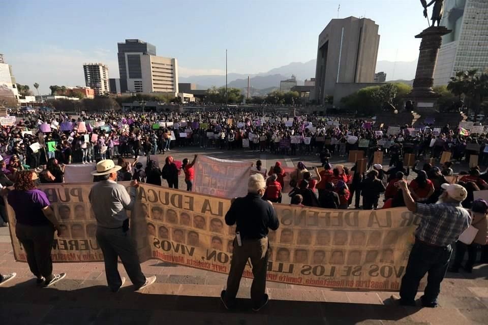 La jornada del 8M inició con miles de mujeres unidas de forma pacífica en la Explanada de los Héroes.