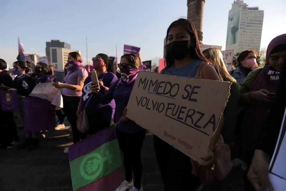 La mayoría de las participantes portaron pancartas con expresiones que exigen respeto, equidad, justicia.