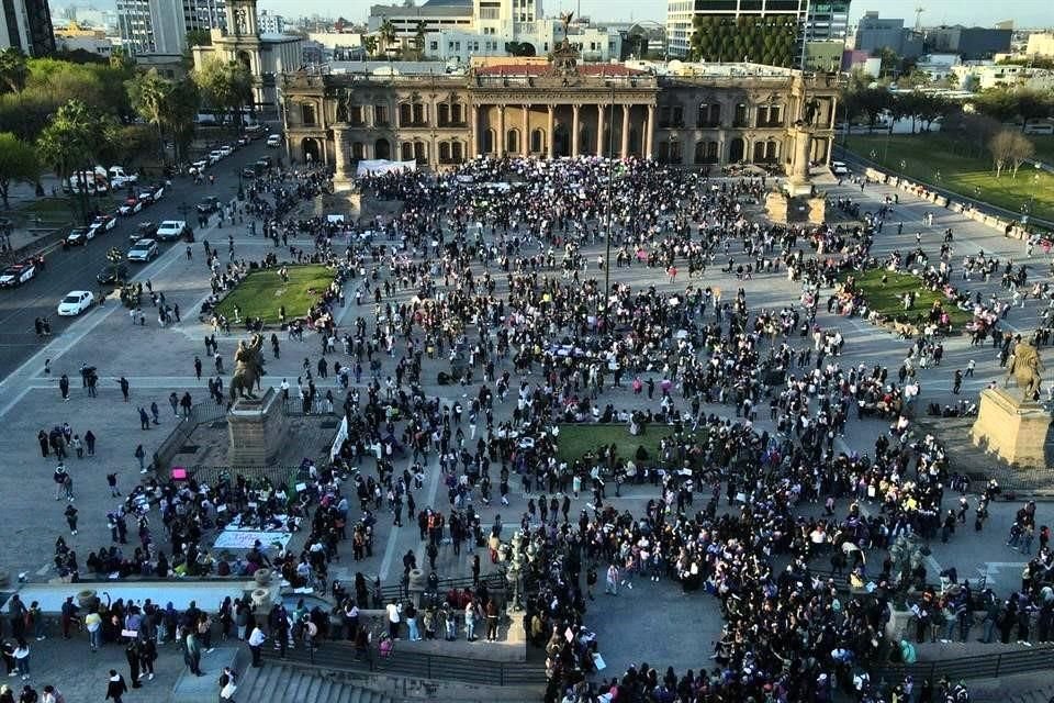Miles de mujeres se concentraron en la Explanada de los Héroes previo a la marcha por el 8M.