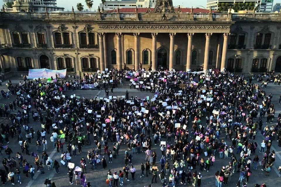 A las 19:00 horas comenzó la marcha por el Día Internacional de la Mujer. 