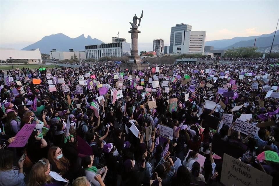 Miles de mujeres se concentraron en la Explanada de los Héroes.